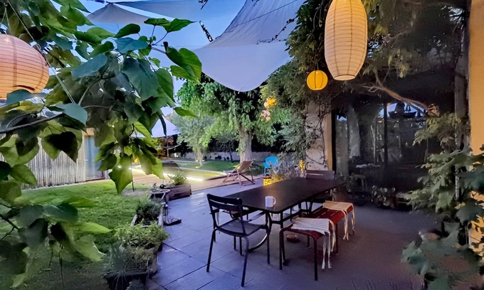 Sud House | Aix Zen> Quiet Large garden with flowers in the heart of town, and its BIO pool!