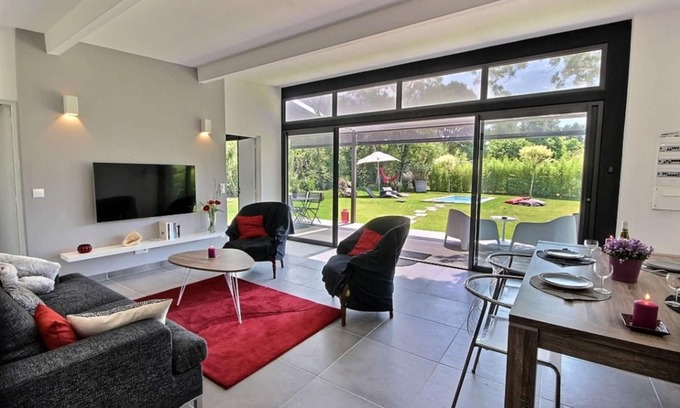 Cabries House | aixenprovenceholidays, independent house intimate, air-conditioned, pool, garden