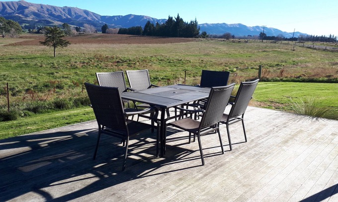 Makikihi House | Akatere Lodge. 2 bdms. Modern. Rural. Wifi. Parking.