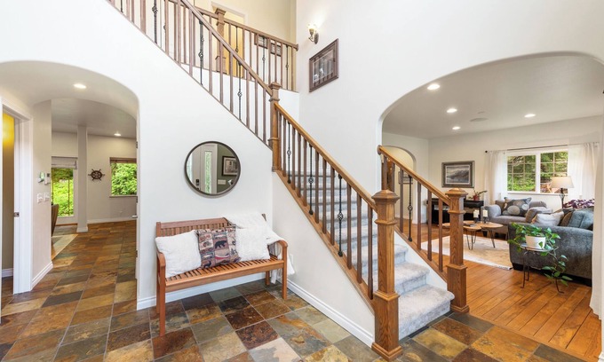 Juneau House | Alaska Forest Hideaway, Freshly Remodeled, Hot Tub, King Beds, 4 Bed/2.5Bath