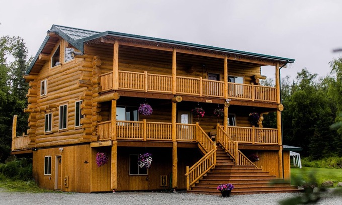 Palmer Bed & Breakfast | Alaska Knotty Pine Lodge /Bed and breakfast in Palmer AK.