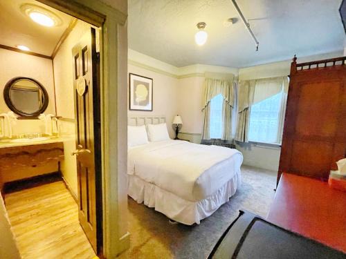 Downtown Juneau Hotel | Alaskan Hotel and Bar