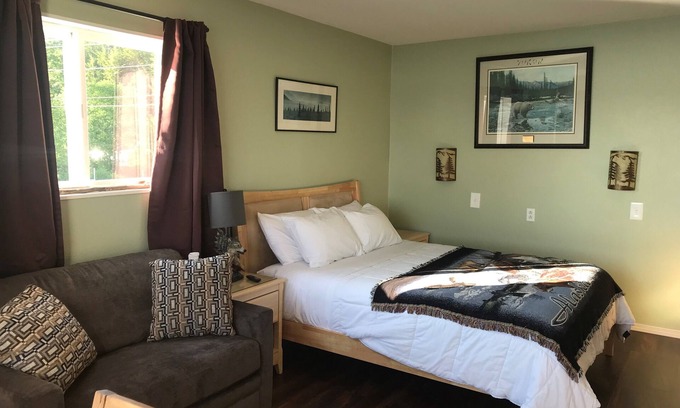 Sitka Apartment | Alaskan Waterfront Studio Apartment (Wolf Suite) Vacation Rental