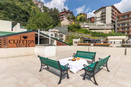 Shimla Apartment | Alaya Stays 3 BHK Apartment with Scenic views - Cliff Perch