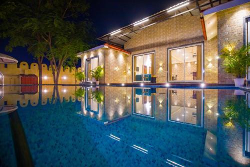 Chikalwas Villa | Alaya Stays 5 BHK Roohmon's Farm with Private Pool, Garden & Bar