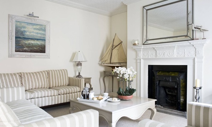 West Cliff Cottage | ALBANY HOUSE, WHITBY, family friendly, with a garden in Whitby