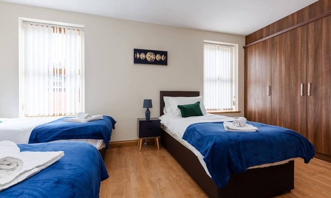 Preston House | Albert | 5 Bedrooms Sleeps 11 Parking Wi-Fi