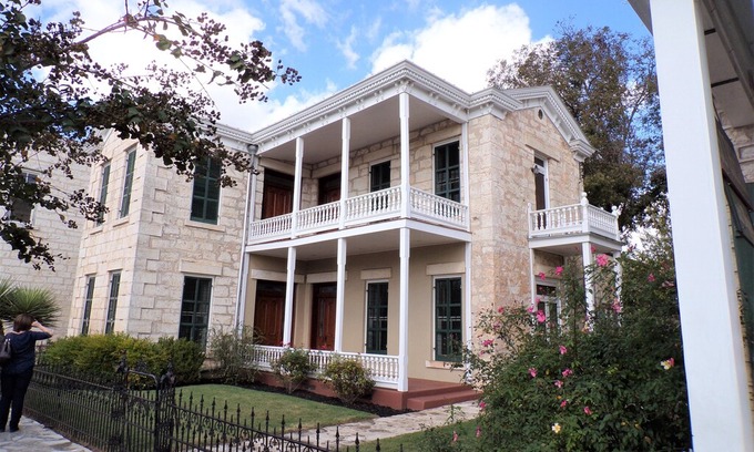 Fredericksburg House | Albertina - Historic, beautiful, 1889 Victorian overlooking Main with balcony!