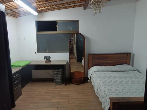 Envigado House | Alcoba amplia con cama doble