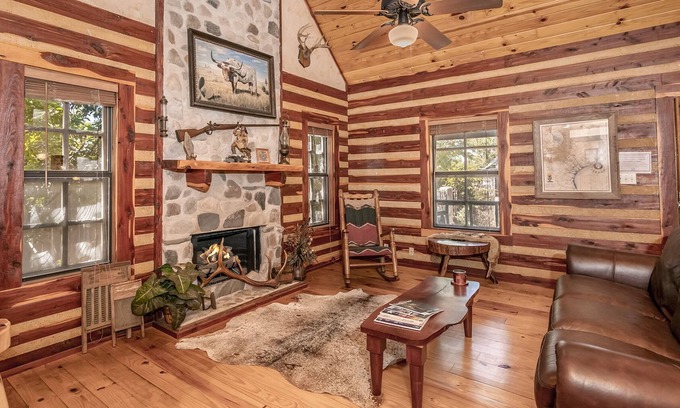 Fredericksburg Cabin | Alden Haus Clara's Cabin | 1886 Log Cabin | Walk to Main | Private Hot Tub