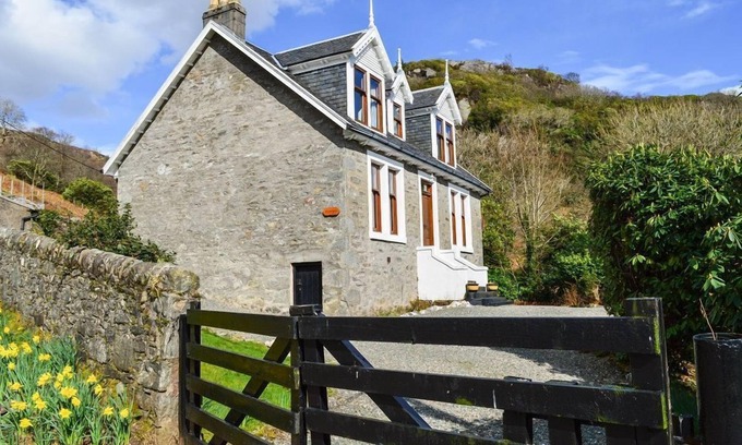 Tighnabruaich Villa | Aldersyde Villa, sea views, wood-burner, games room, pet friendly, sleeps 8