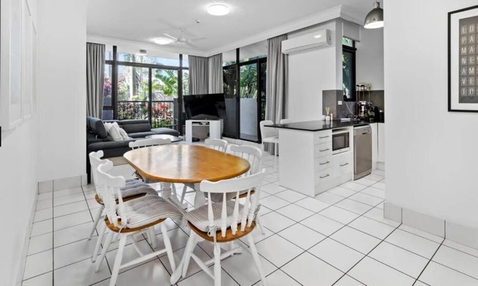 Surfers Paradise Apartment | Alexander Apartments - Hosted by Coastal Letting