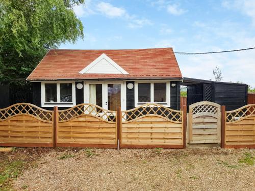 Tilney Fen End House | Algwen Cabin