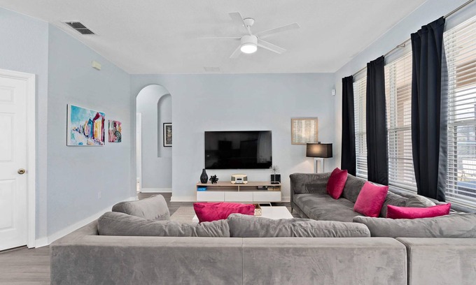 Windsor Hills House | Alison's Wonderland Windsor Hills, 6 bed 4 bath no rear neighbors MINUTES to Disney *inc pool heat