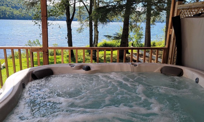 Riviere-Rouge House | Alison The Little Getaway with A Private Hot Tub