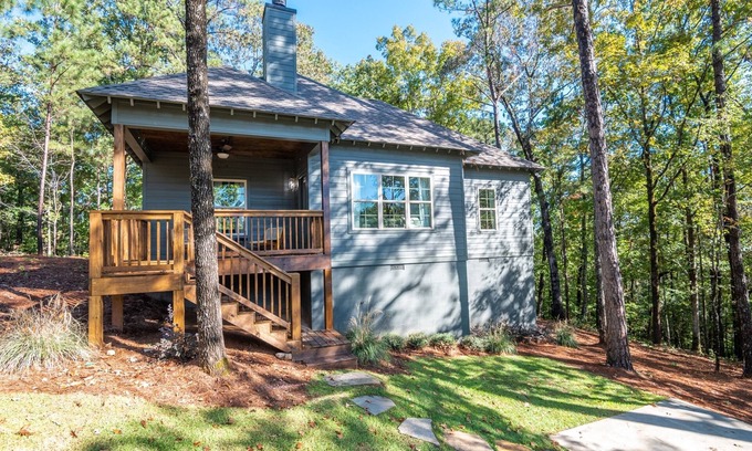 Tallassee House | All Decked Out | 3 Bed, 2 Bath