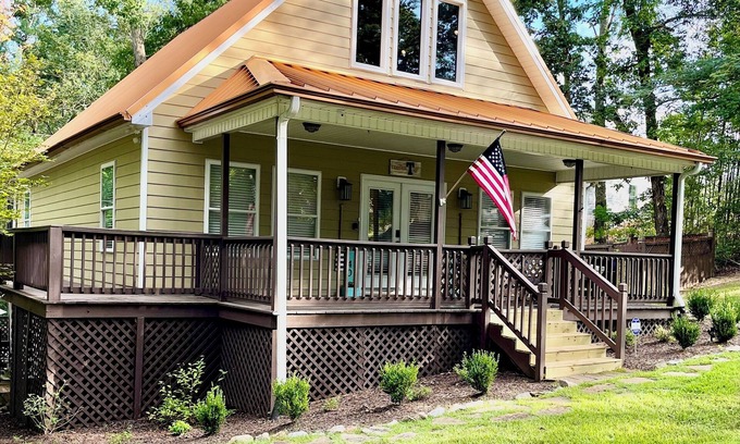 Counce House | All Decked Out- Elegant Pickwick Lake Living, Sleeps 10
