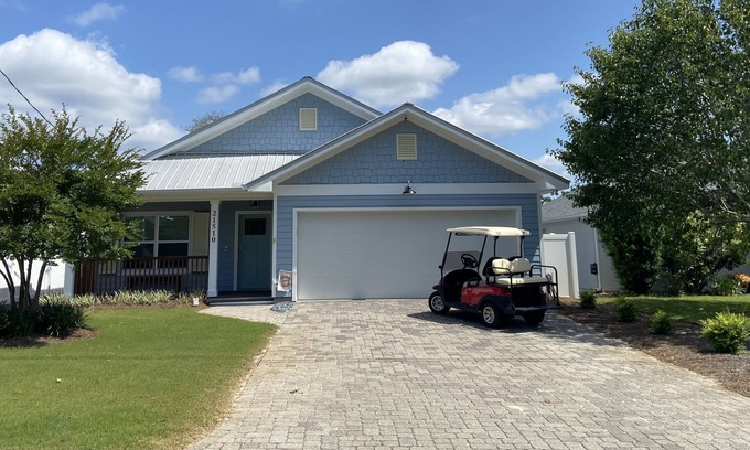 Riviera Beach House | All dogs OK, infant/kid friendly, golf cart incl, 0.5 mi to beach
