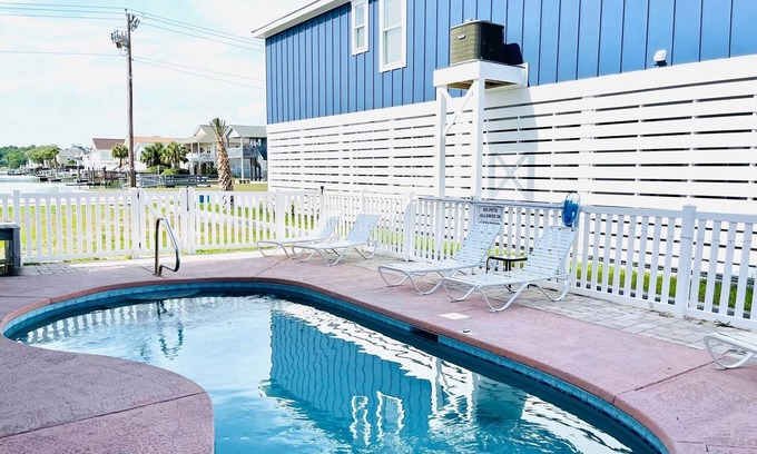 North Myrtle Beach House | All DOGS welcome, large pool, Cherry Grove Beach!