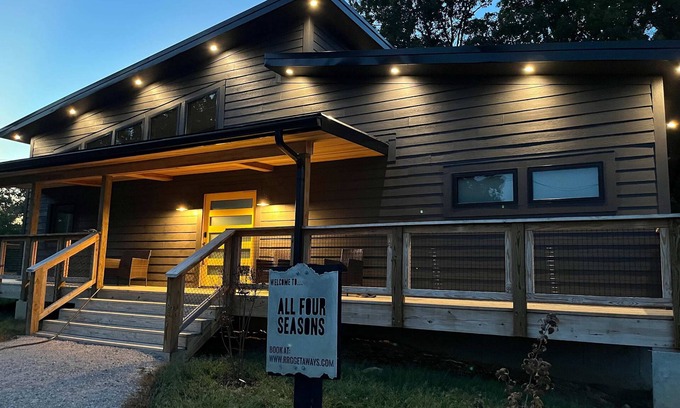 Rogers House | All Four Seasons RRG | King Beds | Hot Tub | Fire Pit