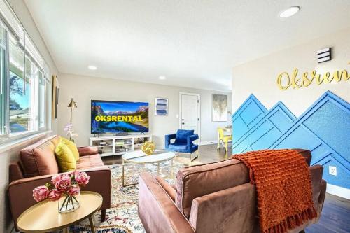 Dupont House | ALL King beds, Firepit, Hot tub, Near Down Town, Games Room