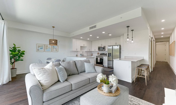 North Trail Condo | All-New, Waterfront Condo Near Downtown Sarasota