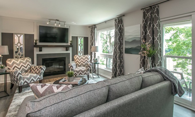 North Capitol Condo | All Newly remodeled/ON THE RIVER/Walk 2Broadway! Free covered parking/KING Beds/