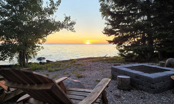 Lester Beach House | All season 3BR Lakefront Firepit & Place Hot Tub Sun Room 2-Garage Luxury House
