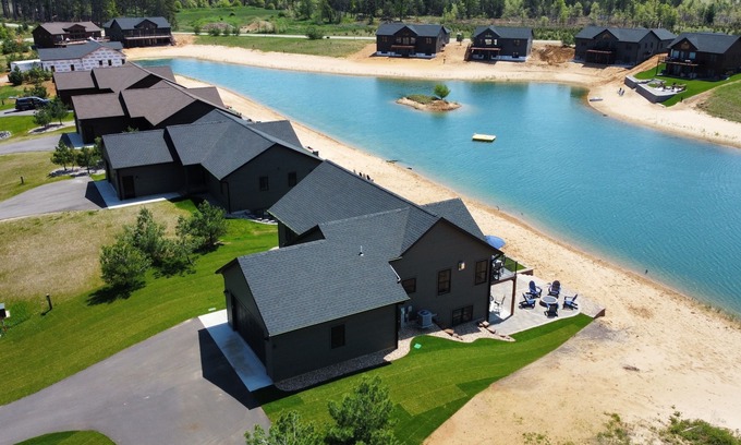 New Lisbon House | All-Season Beach House Castle Rock Lake - Larry's Lodge