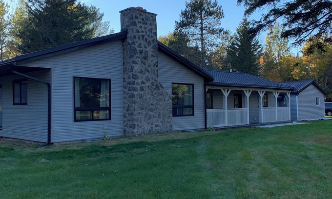 Kazabazua Cottage | All - Season Cozy Retreat Nestled In The Heart of The Village