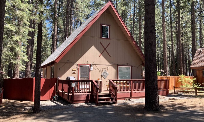 Black Bart Cabin | All-season, dog-friendly cabin with fireplace & deck - near Heavenly & beach