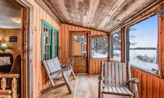 Conover Cabin | All-season lakefront cabin at Scott’s Twin Lake Resort with sunroom, beach, dock