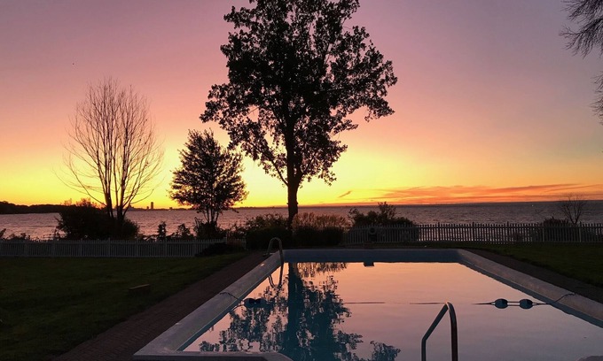 Fort Erie Cottage | All Season Large lux on Water Amazing Skyline - hot tub, pool and beach