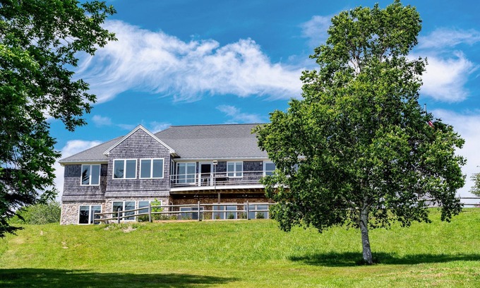 North Haven Cottage | All season private cottage with game room and large fenced yard on North Haven