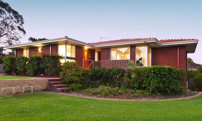 Dunsborough House | All Seasons Coastal Charm Steps to Beach and Town