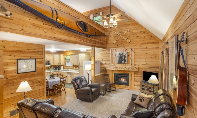 Irons Cabin | All-Seasons Woodland Escape: Fire Pit, Deck, Grill