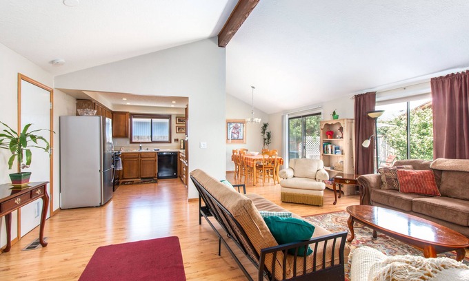 Keizer House | All the Comforts of Home Salem 3 br/2ba Family Neighborhood - 5 Min to Downtown