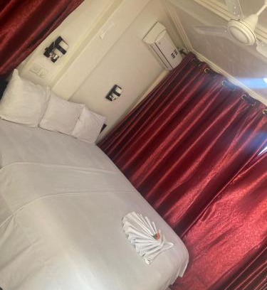 Madina Bed & Breakfast | All White Lodge
