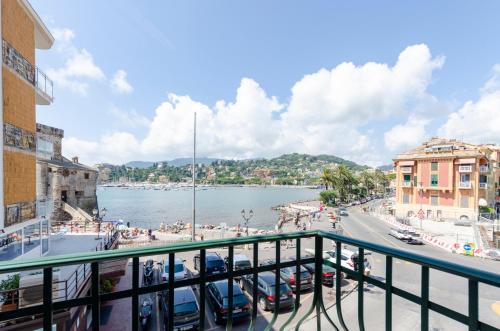 Rapallo Apartment | Alla Casa Rosa al Mare, Central Seafront Stay, Air Conditioning, Wi-Fi, the Ideal Choice for a Relaxing and Exciting Coastal Escape, with available on request at 20,00 euro per night Private Garage, Welcome kit Priority, Prosecco and Canestrelli