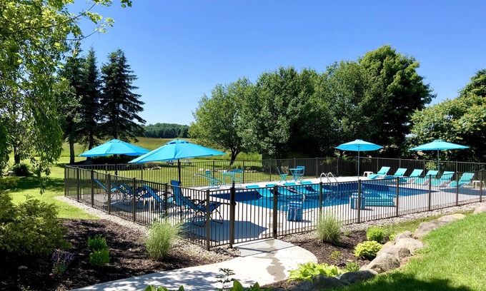 Fennville House | ALLEGAN ORCHARDS Sleeps25,Pool,HotTub,3Acres, Fireplce,FirePit,PoolTable,PingPng