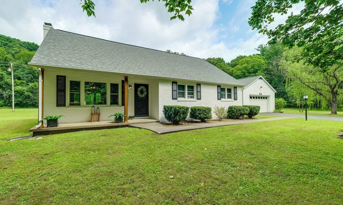 Glace House | Alleghany Mountain Cottage w/Porch & Backyard