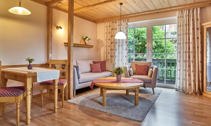 Frauenau Apartment | Allergikerfreundliche FeWo mit Wohnküche, einem Schlafzimmer und Balkon