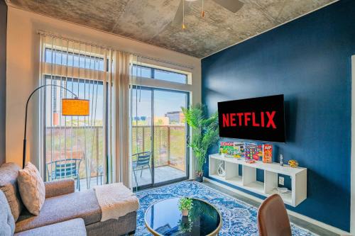 Evans Churchill Apartment | Alluring 2BD - DT - Gym, Pool, Parking - Sleeps 8