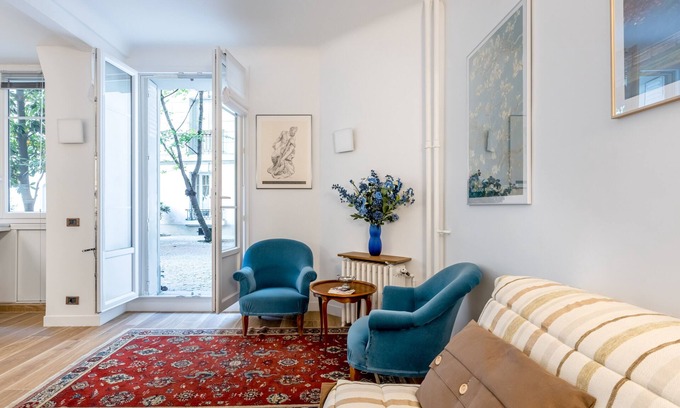 Quartier des Grandes-Carrieres Apartment | Almond Blossom, by Veeve