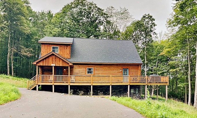 McHenry House | Almost Eden | Hot Tub, 5 Mins to Skiing + Golf