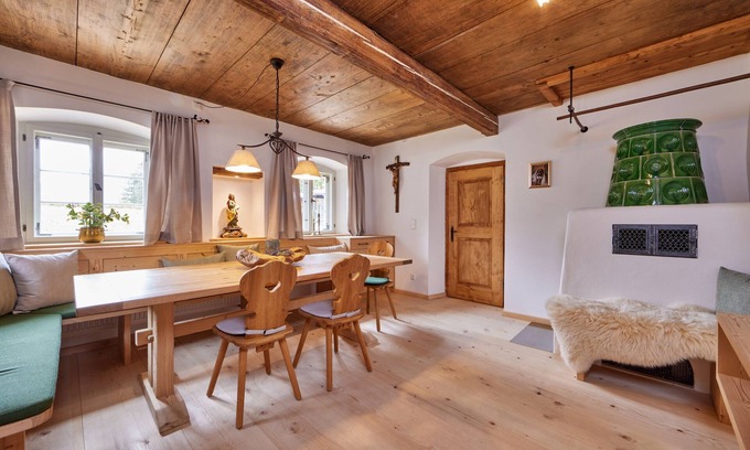 Muhldorfl Apartment | Almrausch - Modern holiday flat in historic farmhouse