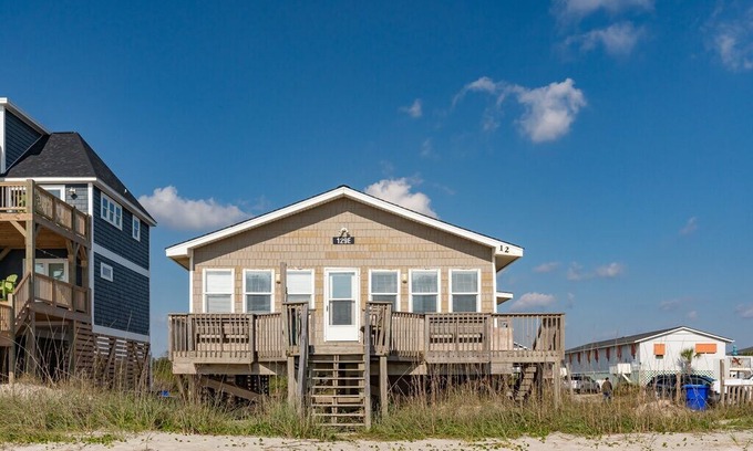 Long Beach House | Aloha: 3 Bed / 2 Bath Oceanfront Beach Cottage with Knotty Pine Interior