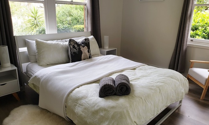Bilgola Beach House | “Aloha Avalon” - 3 bedroom apt just a short stroll to two beaches & village