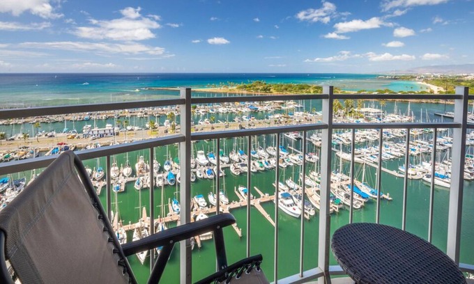 Waikiki Condo | Aloha Condos, Ilikai Marina, Condo 1894, Oceanfront, AC