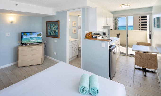 Waikiki Apartment | ALOHA-WAIKIKI OCEAN VIEW LIVING 11